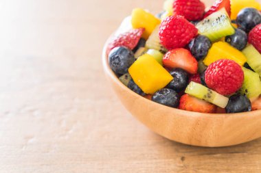 karışık taze meyve (çilek, ahududu, yaban mersini, kivi, mang