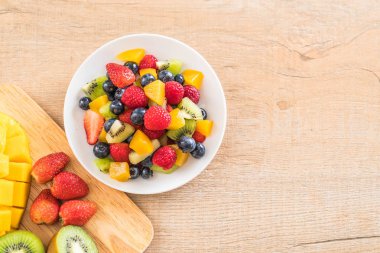 karışık taze meyve (çilek, ahududu, yaban mersini, kivi, mang