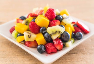 karışık taze meyve (çilek, ahududu, yaban mersini, kivi, mang