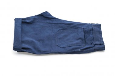 beyaz üzerine kısa pantolon