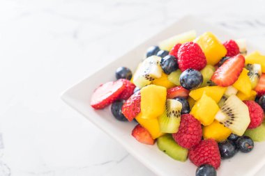 karışık taze meyve (çilek, ahududu, yaban mersini, kivi, mang