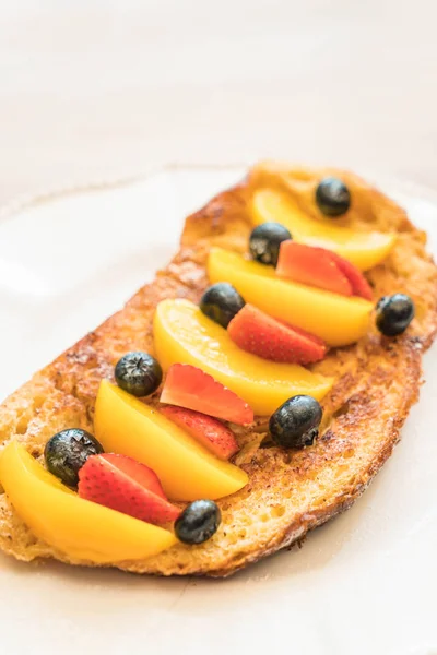 桃、 草莓和蓝莓的法式烤面包 — 图库照片