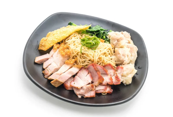 Yumurta noodle kırmızı kızarmış domuz, gevrek domuz eti ve köfte ile