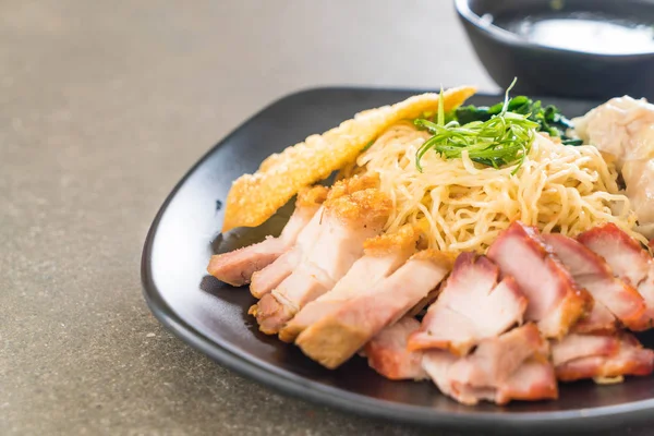 Yumurta noodle kırmızı kızarmış domuz, gevrek domuz eti, köfte ve çorba ile 