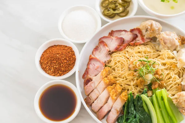 Yumurta noodle kırmızı kızarmış domuz, gevrek domuz eti, köfte ve çorba ile 