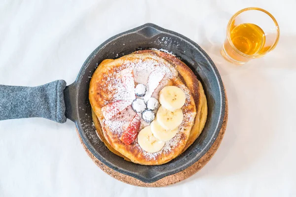 taze çilek yaban mersini ve muz ile gözleme 