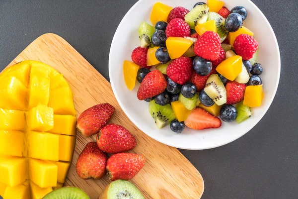 Blandad färsk frukt (jordgubbar, hallon, blåbär, kiwi, mang — Stockfoto