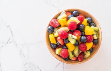 karışık taze meyve (çilek, ahududu, yaban mersini, kivi, mang