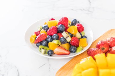karışık taze meyve (çilek, ahududu, yaban mersini, kivi, mang
