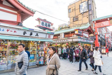 Toyko, Japonya - 28 Kasım 2016: turist yürümek Nakamise Dori se üzerinde
