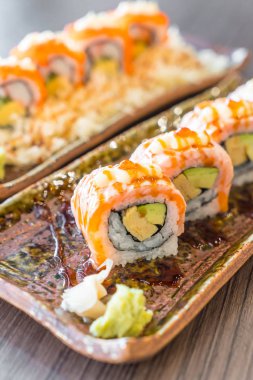 Izgara somon suşi roll