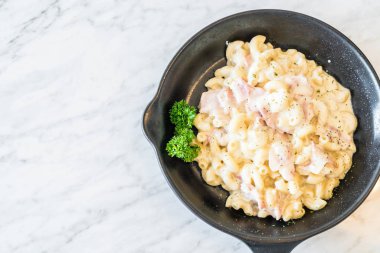 jambon ve peynirli makarna