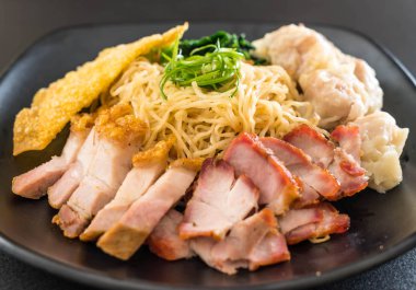 Yumurta noodle kırmızı kızarmış domuz, gevrek domuz eti, köfte ve çorba ile 