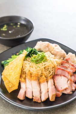 Yumurta noodle kırmızı kızarmış domuz, gevrek domuz eti, köfte ve çorba ile 