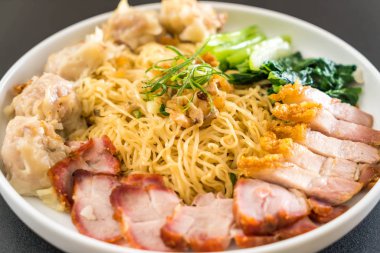 Yumurta noodle kırmızı kızarmış domuz, gevrek domuz eti, köfte ve çorba ile 