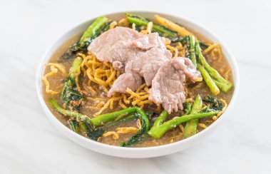 Çin brokoli ve domuz eti gevrek yumurta noodles