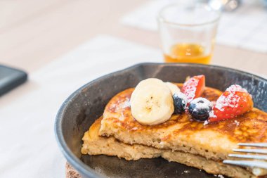 taze çilek yaban mersini ve muz ile gözleme 