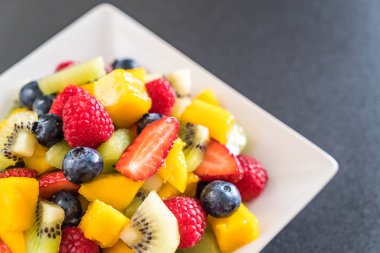 karışık taze meyve (çilek, ahududu, yaban mersini, kivi, mang