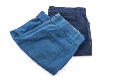 beyaz üzerine kısa pantolon