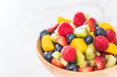 karışık taze meyve (çilek, ahududu, yaban mersini, kivi, mang