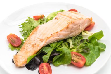 beyaz üzerine Somon ızgara biftek