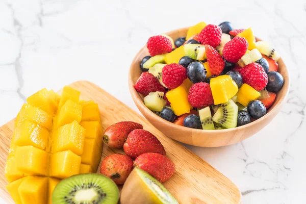 karışık taze meyve (çilek, ahududu, yaban mersini, kivi, mang