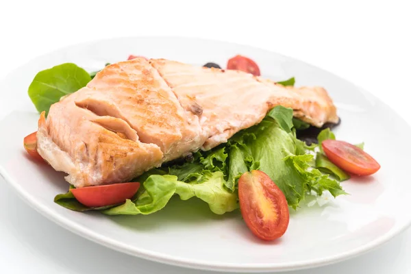 Bife de salmão grelhado em branco — Fotografia de Stock