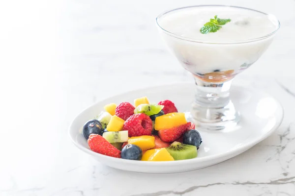 Jogurt s smíšené ovocem (jahody, borůvky, maliny, kiw — Stock fotografie