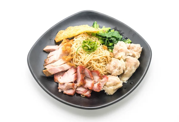 Yumurta noodle kırmızı kızarmış domuz, gevrek domuz eti ve köfte ile