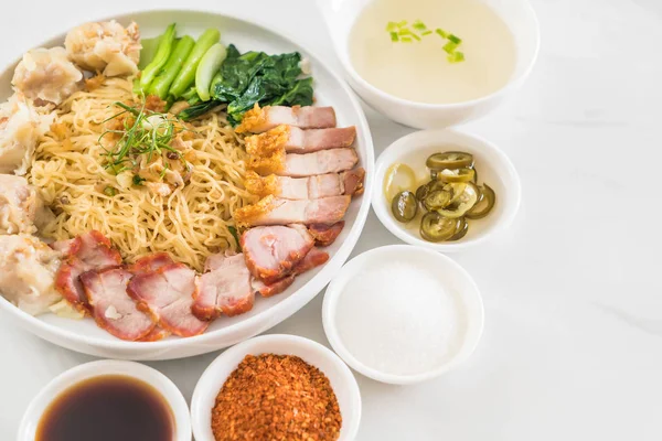 Yumurta noodle kırmızı kızarmış domuz, gevrek domuz eti, köfte ve çorba ile 