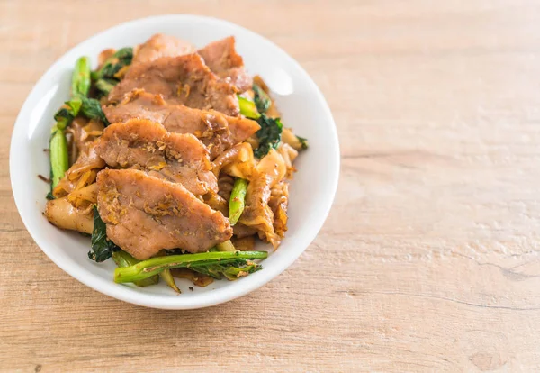 soya sosu ve domuz kızarmış noodle 