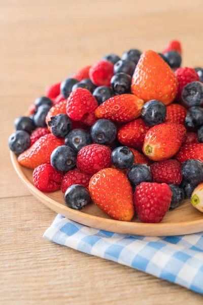 taze yaban mersini, çilek ve rasberry 