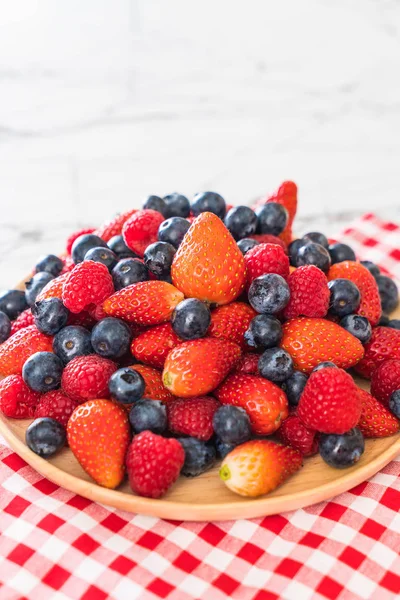 taze yaban mersini, çilek ve rasberry 