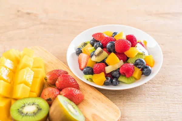 Gemischte frische Früchte (Erdbeere, Himbeere, Blaubeere, Kiwi, Mango — Stockfoto