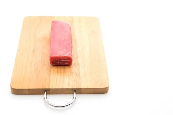 Färsk tonfisk på träskiva — Stockfoto