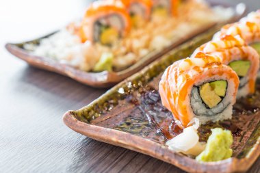 Izgara somon suşi roll