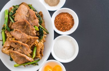 soya sosu ve domuz kızarmış noodle 