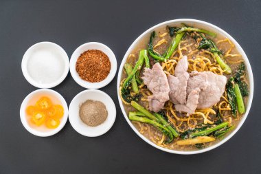 Çin brokoli ve domuz eti gevrek yumurta noodles