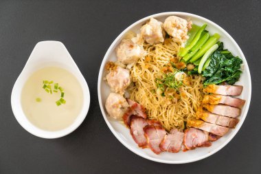 Yumurta noodle kırmızı kızarmış domuz, gevrek domuz eti, köfte ve çorba ile 