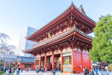 Tokyo-Kasım 28: Budist tapınağı Sensoji Tokyo kalabalık insanlara