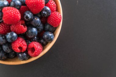 taze yaban mersini ve rasberry 