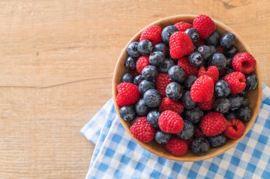 taze yaban mersini ve rasberry 