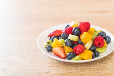 karışık taze meyve (çilek, ahududu, yaban mersini, kivi, mang
