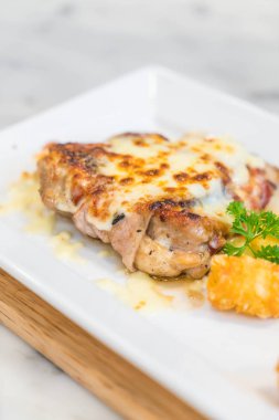 tavuk ve domuz eti biftek