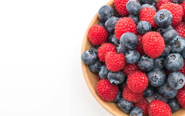 Myrtille fraîche et framboise sur blanc — Photo