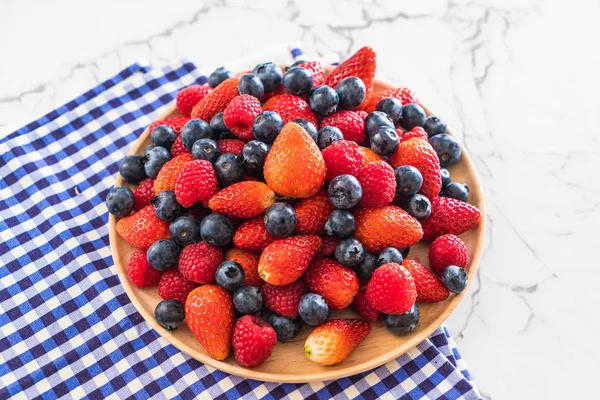 taze yaban mersini, çilek ve rasberry 