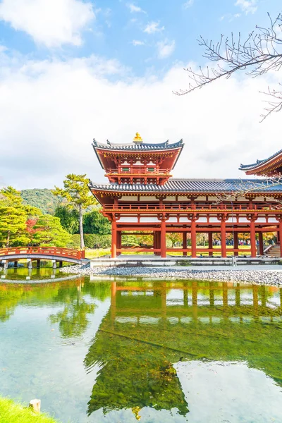 Güzel mimari Byodo içinde Kyoto tapınakta.