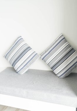 Oturma odasında kanepe dekorasyon güzel yastık 