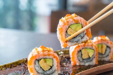 Izgara somon suşi roll