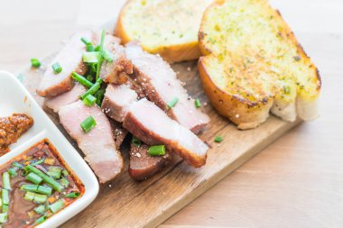 sarımsaklı ekmek ile kömür haşlanmış domuz eti boyun